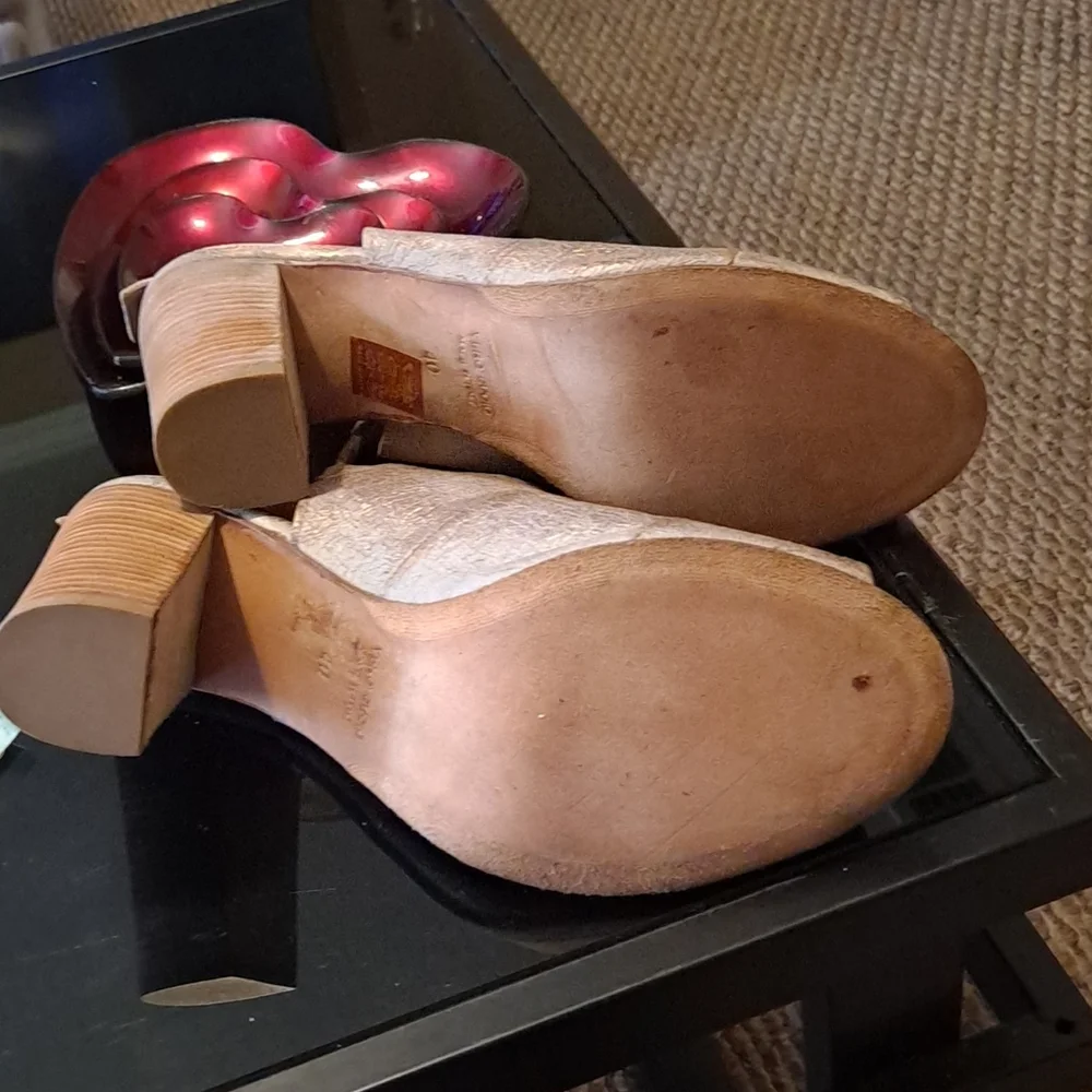 Shoe - Picture 2 of 6